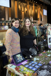 El Mercado de Santo Domingo acogió el pasado domingo una nueva edición del la feria A-mano Market, una iniciativa que reúne a creadores y artesanos navarros. 23 expositores de productos como joyería, bisutería, textil, artesanía, moda, arte y creación presentaron sus propuestas en un market moderno y coqueto organizado por el colectivo de mercaderes A-mano.org con la colaboración de Zentral kafe Teatro
