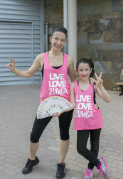 El frontón Retegui II acogió la segunda edición del Maratón de zumba San Adrián, en el que durante más de tres horas aficionados de todas las edades y condiciones disfrutaron del buen hacer de las monitoras Sali Mompó, Dora Pinheiro y Nieves Jiménez. Un evento que combinó la actividad deportiva con las exhibiciones.