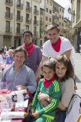 260 comensales disfrutaron el miércoles 25 de mayo de la popular comida en la que se honra las virtudes del gorrín asado y que tuvo lugar en la plaza de Santiago. Con este encuentro gastronómico, los estelleses comenzaban a despedir las Fiestas de la juventud 'Virgen del Puy' de 2016, que habían dado inicio el viernes 20 de mayo. La Asociación de Comerciantes, Hostelería y Servicios de Estella-Lizarra fue la encargada de poner en marcha esta octava edición del Día de exaltación del gorrín.