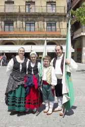 260 comensales disfrutaron el miércoles 25 de mayo de la popular comida en la que se honra las virtudes del gorrín asado y que tuvo lugar en la plaza de Santiago. Con este encuentro gastronómico, los estelleses comenzaban a despedir las Fiestas de la juventud 'Virgen del Puy' de 2016, que habían dado inicio el viernes 20 de mayo. La Asociación de Comerciantes, Hostelería y Servicios de Estella-Lizarra fue la encargada de poner en marcha esta octava edición del Día de exaltación del gorrín.