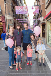 El evento 'La calle en Rosa', fiesta del vino rosado de Navarra, regresó por tercer año consecutivo al corazón de Pamplona. En esta ocasión, el epicentro de la celebración estuvo en las calles San Gregorio y Ciudadela, a las que se unieron Estafeta, San Nicolás y Comedias. Una tarde meteorológicamente perfecta en la que los amantes del vino pudieron disfrutar de un ambiente inmejorable.