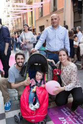 El evento 'La calle en Rosa', fiesta del vino rosado de Navarra, regresó por tercer año consecutivo al corazón de Pamplona. En esta ocasión, el epicentro de la celebración estuvo en las calles San Gregorio y Ciudadela, a las que se unieron Estafeta, San Nicolás y Comedias. Una tarde meteorológicamente perfecta en la que los amantes del vino pudieron disfrutar de un ambiente inmejorable.