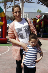 Cerca de 3.000 personas pasaron el sábado por las instalaciones del C.P. Azpilagaña para disfrutar de todas las actividades programadas durante la fiesta de apoyo a los modelos PAI y British, bautizada como 'Spring party'. Hinchables, juegos infantiles, pintacaras, sesiones de teatro, talleres y otras muchas actividades mantuvieron a pequeños y mayores entretenidos en una jornada de ambiente veraniego.
