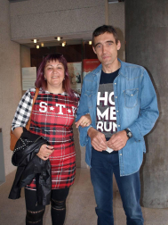 El Teatro Gaztambide recibió el sábado 21 de mayo a actores de la envergadura de Juanjo Artero, Álvaro de Luna, Tina Sainz, Sara Cozar o Mikel Laskurain que presentaron la obra 'El hijo de la novia', adaptación teatral del éxito cinematográfico del mismo nombre. Las historias cruzadas de estos personajes, que navegan entre la comedia y el drama, atrapó al numeroso público que se acercó a la capital ribera.