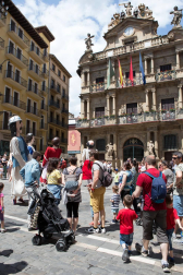 Las calles de Pamplona se llenaron de actividad durante la celebración del Día del Casco Viejo. Una fiesta muy esperada y a la que no frenó ni la presencia de la lluvia durante la tarde. Exposiciones, charlas y talleres ya habían servido de prólogo durante la semana anterior, pero el día grande fue el sábado 28 de mayo, con la puesta en marcha de un amplísimo programa que abarcó 23 escenarios diferentes por todo el barrio.