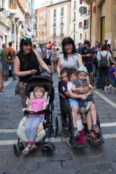 Las calles de Pamplona se llenaron de actividad durante la celebración del Día del Casco Viejo. Una fiesta muy esperada y a la que no frenó ni la presencia de la lluvia durante la tarde. Exposiciones, charlas y talleres ya habían servido de prólogo durante la semana anterior, pero el día grande fue el sábado 28 de mayo, con la puesta en marcha de un amplísimo programa que abarcó 23 escenarios diferentes por todo el barrio.