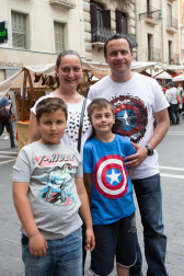 Las calles de Pamplona se llenaron de actividad durante la celebración del Día del Casco Viejo. Una fiesta muy esperada y a la que no frenó ni la presencia de la lluvia durante la tarde. Exposiciones, charlas y talleres ya habían servido de prólogo durante la semana anterior, pero el día grande fue el sábado 28 de mayo, con la puesta en marcha de un amplísimo programa que abarcó 23 escenarios diferentes por todo el barrio.