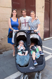 Las calles de Pamplona se llenaron de actividad durante la celebración del Día del Casco Viejo. Una fiesta muy esperada y a la que no frenó ni la presencia de la lluvia durante la tarde. Exposiciones, charlas y talleres ya habían servido de prólogo durante la semana anterior, pero el día grande fue el sábado 28 de mayo, con la puesta en marcha de un amplísimo programa que abarcó 23 escenarios diferentes por todo el barrio.