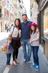 Las calles de Pamplona se llenaron de actividad durante la celebración del Día del Casco Viejo. Una fiesta muy esperada y a la que no frenó ni la presencia de la lluvia durante la tarde. Exposiciones, charlas y talleres ya habían servido de prólogo durante la semana anterior, pero el día grande fue el sábado 28 de mayo, con la puesta en marcha de un amplísimo programa que abarcó 23 escenarios diferentes por todo el barrio.