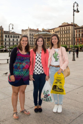 La quinta edición de 'La noche en blanco y rojo' volvió a ambientar las calles de lo viejo a pesar de la lluvia. 93 establecimientos participaron en la iniciativa organizada por la Asociación de Comercio, Hostelería y Servicios del Casco Antiguo de Pamplona. Algunas de las 95 actuaciones organizadas tuvieron que suspenderse pero el buen ambiente y el esfuerzo de los organizadores hizo que la jornada dejara buen recuerdo.