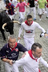 Un encierro masivo y sin cornadas en el domingo de Sanfermines