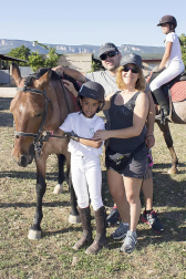 Acedo disfrutó de sus fiestas del 15 al 18 de julio y, además de los bailes, verbenas, cenas populares y otras citas como el IX Campeonato de lanzamiento de zapatilla o la paellada popular, el programa incluyó un espectáculo ecuestre y de cetrería en las instalaciones de la Hípica Acedo.