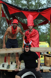 Las cuadrillas de Caparroso fueron las protagonistas, un año más, de la travesía por el río Aragón organizada en el marco de las fiestas de la juventud. Originales disfraces, muchas risas y diversión en un evento que supuso el prólogo perfecto de unas jornadas que arrancaron oficialmente el 22 de julio con el disparo del cohete por parte de Elena Salvador, presidenta del Club Iluna.