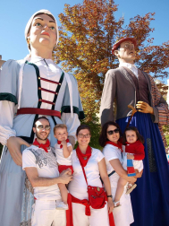 Un total de 64 gigantes de 15 comparsas navarras participaron en la tradicional Gigantada de fiestas de Tudela que organiza la Orden del Volatín. El paseo del Queiles fue el punto de encuentro para luego recorrer distintas calles y plazas de la capital ribera y finalizar en la céntrica plaza de los Fueros.