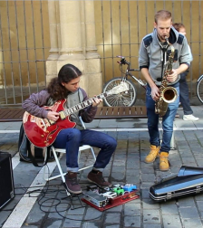 EscaparArte transformó el corazón de Pamplona el sábado 15 de octubre. La iniciativa, organizada por la Asociación de Comercio, Hostelería y Servicios del Casco Antiguo junto a la Cámara de Comercio, permitió observar a pie de calle del trabajo de pintores, disfrutar de la elaboración de un gran mural en los antiguos Almacenes Unzu o escuchar la música de diferentes grupos artísticos. Un gran concierto en la plaza del Castillo cerró la jornada.