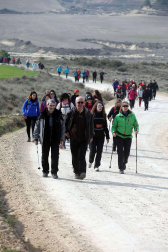 Javierada. Los peregrinos de la Ribera almuerzan en el yugo y atraviesan las Bardenas, camino de Javier