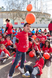 Los jugadores Roberto Torres y Antonio Otegui estuvieron con los alumnos del colegio Griseras y acudieron al centro cívico del barrio de Lourdes.