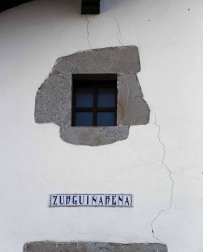 Fotografías de la población navarra origen del seísmo que se ha vivido este viernes por la mañana.