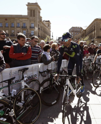 Imágenes de la salida de la Vuelta al País Vasco en Pamplona