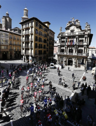 Imágenes de la salida de la Vuelta al País Vasco en Pamplona