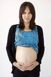 Siete mujeres reflexionan sobre su experiencia de madres con una vida alimentada en su vientre. Las expectativas del cambio que intuyen con carácter inminente les anima a celebrar con antelación su estado de felicidad.