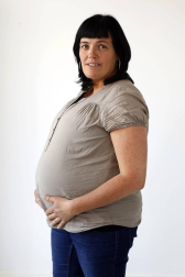 Siete mujeres reflexionan sobre su experiencia de madres con una vida alimentada en su vientre. Las expectativas del cambio que intuyen con carácter inminente les anima a celebrar con antelación su estado de felicidad.