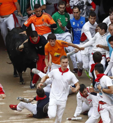 Fotos del pequeño montón en el quinto encierro de San Fermín