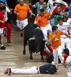 Fotos del pequeño montón en el quinto encierro de San Fermín