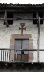 La localidad de Cinco Villas/Bortziriak esconde tras su belleza de postal una historia sorprendente y rica que va de la gestación de Euskaltzaindia al hogar del abuelo de José María Aznar. Lo material e inmaterial se dan la mano  en este recorrido con Patxiku Elizagoien.