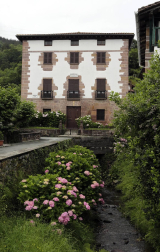 La localidad de Cinco Villas/Bortziriak esconde tras su belleza de postal una historia sorprendente y rica que va de la gestación de Euskaltzaindia al hogar del abuelo de José María Aznar. Lo material e inmaterial se dan la mano  en este recorrido con Patxiku Elizagoien.