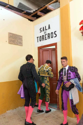 Instantáneas de la faena con los diestros El Cid, Juan José Padilla y Daniel Luque.