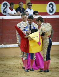 La Plaza de Toros de Tudela acogió la segunda jornada de la Feria del Toro con motivo de las fiestas patronales. Torearon el navarro Javier Marín, Francisco Rivera Ordóñez y el francés Juan Bautista. Los diestros salieron por la puerta grande.
