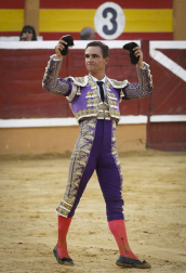 La Plaza de Toros de Tudela acogió la segunda jornada de la Feria del Toro con motivo de las fiestas patronales. Torearon el navarro Javier Marín, Francisco Rivera Ordóñez y el francés Juan Bautista. Los diestros salieron por la puerta grande.