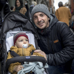 Imágenes del recorrido de los gigantes y cabezudos de Pamplona por San Saturnino