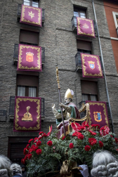Imágenes del recorrido de los gigantes y cabezudos de Pamplona por San Saturnino