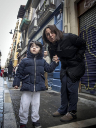Imágenes del recorrido de los gigantes y cabezudos de Pamplona por San Saturnino