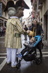 Imágenes del recorrido de los gigantes y cabezudos de Pamplona por San Saturnino