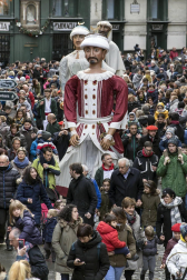 Imágenes del recorrido de los gigantes y cabezudos de Pamplona por San Saturnino
