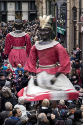 Imágenes del recorrido de los gigantes y cabezudos de Pamplona por San Saturnino