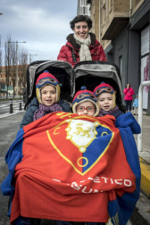 Imágenes del recorrido de los gigantes y cabezudos de Pamplona por San Saturnino