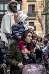 Imágenes del recorrido de los gigantes y cabezudos de Pamplona por San Saturnino