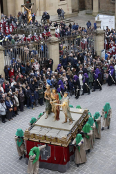 Los 12 pasos que componen la procesión han desfilado por las calles del Casco Antiguo de la capital foral.