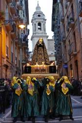 Los 12 pasos que componen la procesión han desfilado por las calles del Casco Antiguo de la capital foral.