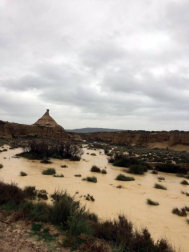 La recta de Arguedas con agua del barranco de Las Limas, cortes en la NA-134 y agua en las Bardenas tras las lluvias del 12 de abril.