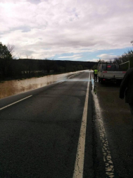 La recta de Arguedas con agua del barranco de Las Limas, cortes en la NA-134 y agua en las Bardenas tras las lluvias del 12 de abril.