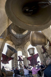 Los Campaneros de la Catedral de Pamplona tañeron ayer los bronces de la seo y los de otras cuatro iglesias del Casco Antiguo, dentro de una iniciativa europea para lograr que la Unesco declare el toque manual Patrimonio Inmaterial