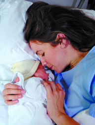 El Día de la Madre tiene este domingo un carácter especial para cuatro mujeres que esta semana han dado a luz