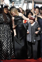 Cate Blanchett y la veterana realizadora francesa Agnès Varda, más de 80 mujeres de todos los ámbitos del cine desfilaron este sábado por la mítica alfombra roja del Festival de Cannes para reafirmar su presencia en la industria del cine