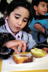 En Líbano el 30% de la población es refugiada siria. Más de 500.000 niños y niñas en edad escolar han huido del país, de los cuales se estima que 402.000 se encuentran en el grupo de edad escolar básica (entre 3 y 14 años) y 100.000 menores, en el grupo de edad de la escuela secundaria (entre 15 y 18 años).