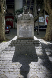 El 6 de julio se cumplen cincuenta años de la inauguración de la escultura dedicada al premio nobel frente a la plaza de toros
